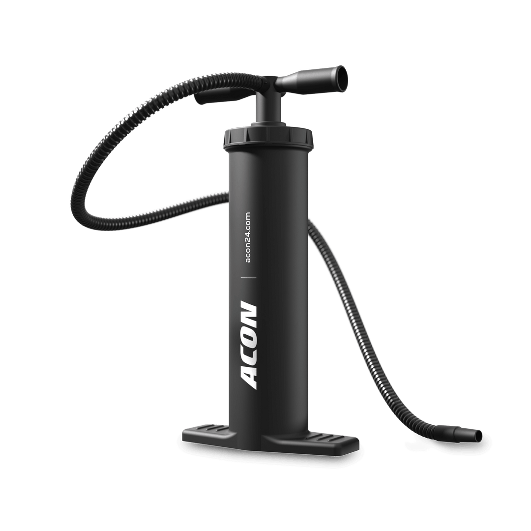 Svart luftpump från Acon som används för att blåsa upp det rektangulära studsmattetältet. Pumpen har en flexibel slang och ett ergonomiskt handtag som är utformat för effektiv uppblåsning.