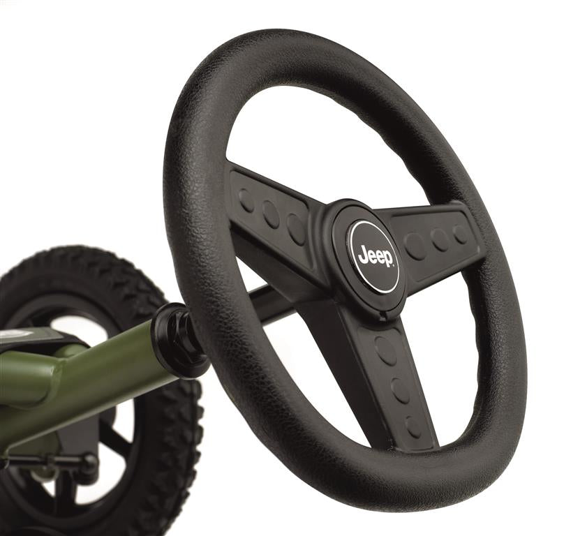 Jeep Junior trampbil från höger sida med BERGs svarta släpvagn med vit bakgrund