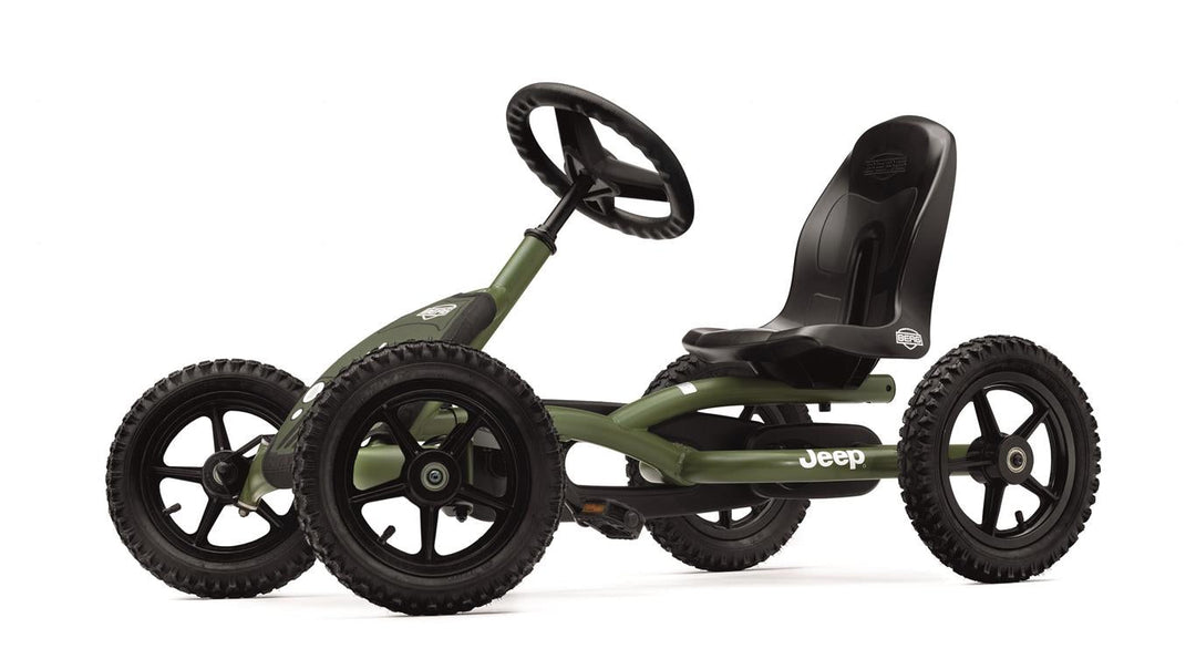 Jeep Junior trampbil från vänster främre hörn, fotograferad på vit bakgrund