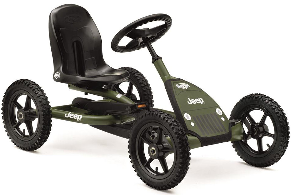 Jeep Junior trampbil från höger främre hörn, fotograferad på vit bakgrund
