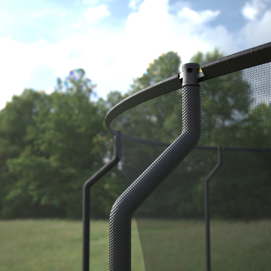 ACON Air 4,3m studsmatta med Premium Enclosure, detalj stolpar och toppanslutning.