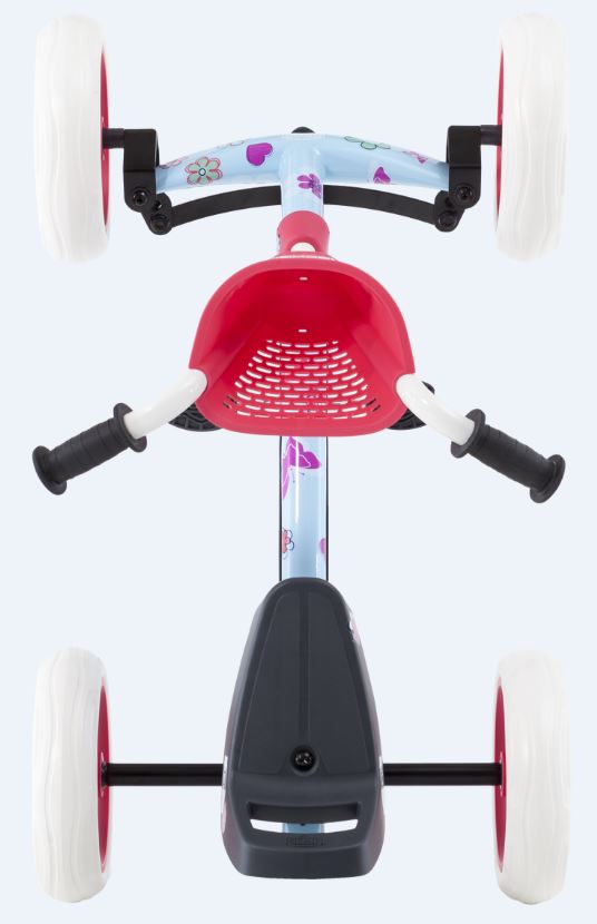 Tjej som sitter och poserar glatt i trädgården BERG Buzzy Bloom trampbil på toppen