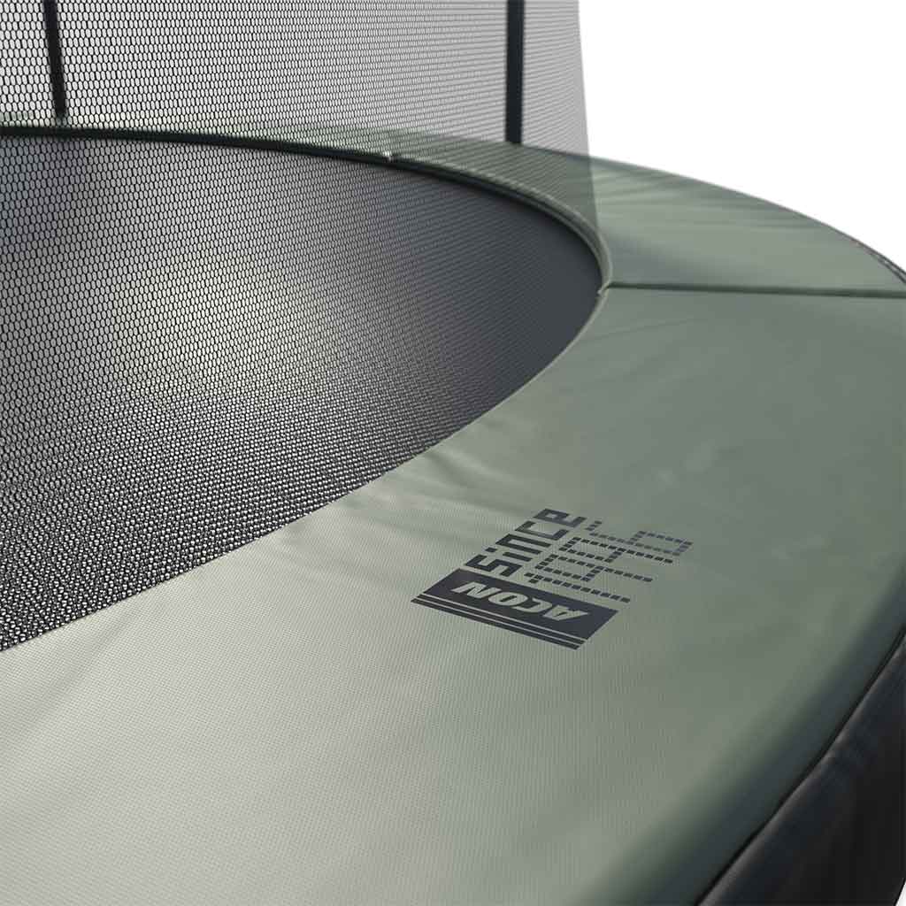 Detalj av ACON Air-studsmattans logotyp för säkerhetsdynor sedan 1996.