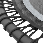 Närbild av de svarta bungee-fjädrarna på ACON FIT 1,12m rund studsmatta.