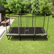 ACON Air 16 Sport HD studsmatta i trädgården.