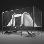 Ett trampolintält för rektangulär studsmatta uppsatt på en Acon X-studsmatta, mot en mörkgrå bakgrund.