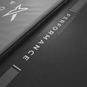 Närbild på Acon Performance-mattans kantskydd med ordet ”performance” tryckt på mattan.