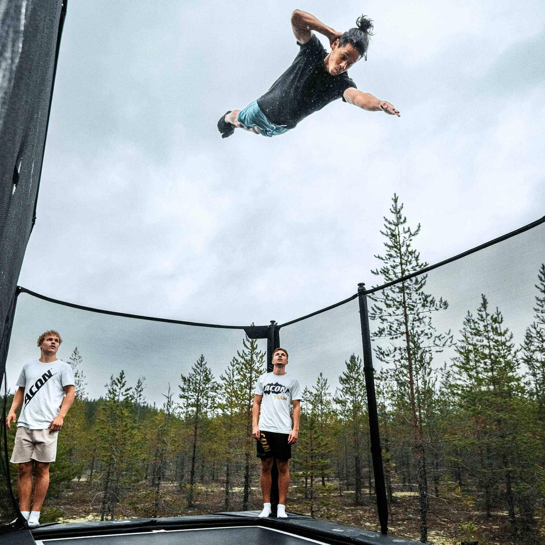 Studsmatta trickare och hans kompisar som publik på en Acon X-trampolin.