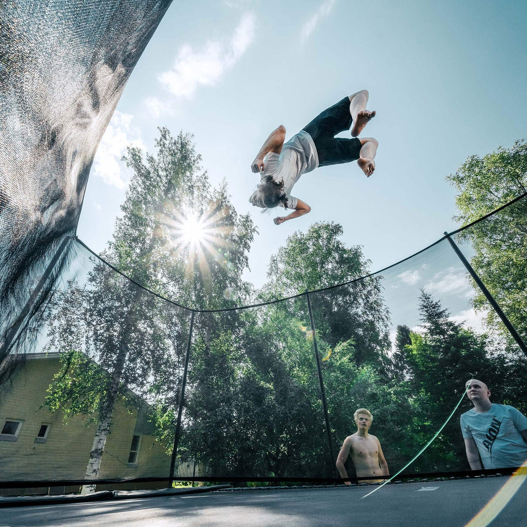 Trampolintrick på Acon Air 16 Sport HD Performance studsmatta, killarna tittar på.